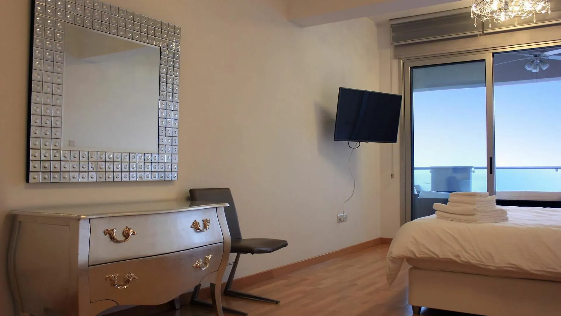 Beachfront Luxury Apartment ラルナカ